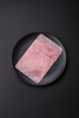 Jambon, sağlıklı bir kahvaltı için lezzetli sandviçler yapmak için dilimlere bölünmüş.