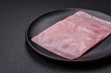 Jambon, sağlıklı bir kahvaltı için lezzetli sandviçler yapmak için dilimlere bölünmüş.