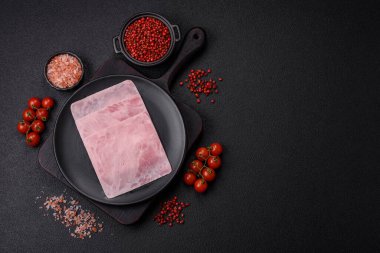 Jambon, sağlıklı bir kahvaltı için lezzetli sandviçler yapmak için dilimlere bölünmüş.