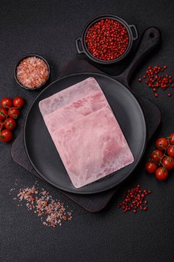 Jambon, sağlıklı bir kahvaltı için lezzetli sandviçler yapmak için dilimlere bölünmüş.