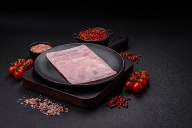 Jambon, sağlıklı bir kahvaltı için lezzetli sandviçler yapmak için dilimlere bölünmüş.