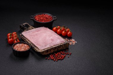 Jambon, sağlıklı bir kahvaltı için lezzetli sandviçler yapmak için dilimlere bölünmüş.