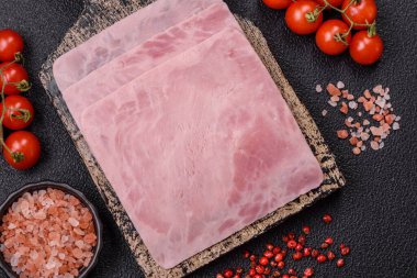 Jambon, sağlıklı bir kahvaltı için lezzetli sandviçler yapmak için dilimlere bölünmüş.