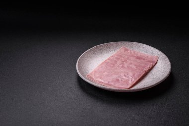 Jambon, sağlıklı bir kahvaltı için lezzetli sandviçler yapmak için dilimlere bölünmüş.