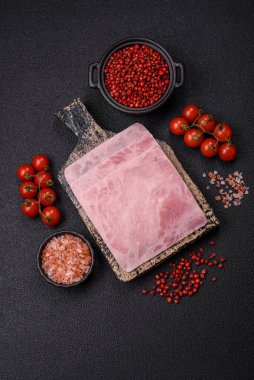 Jambon, sağlıklı bir kahvaltı için lezzetli sandviçler yapmak için dilimlere bölünmüş.