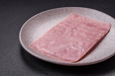 Jambon, sağlıklı bir kahvaltı için lezzetli sandviçler yapmak için dilimlere bölünmüş.