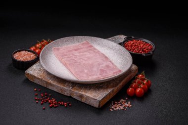 Jambon, sağlıklı bir kahvaltı için lezzetli sandviçler yapmak için dilimlere bölünmüş.