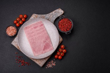 Jambon, sağlıklı bir kahvaltı için lezzetli sandviçler yapmak için dilimlere bölünmüş.