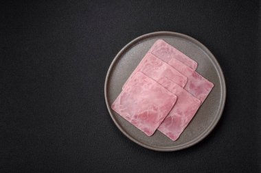 Jambon, sağlıklı bir kahvaltı için lezzetli sandviçler yapmak için dilimlere bölünmüş.