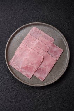 Jambon, sağlıklı bir kahvaltı için lezzetli sandviçler yapmak için dilimlere bölünmüş.