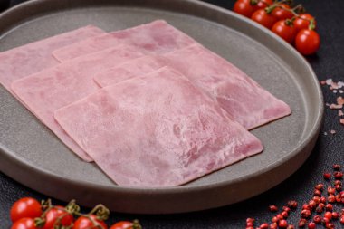 Jambon, sağlıklı bir kahvaltı için lezzetli sandviçler yapmak için dilimlere bölünmüş.