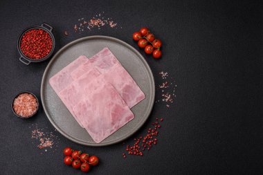 Jambon, sağlıklı bir kahvaltı için lezzetli sandviçler yapmak için dilimlere bölünmüş.