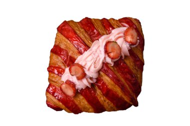 Koyu beton arka planda çilekli çıtır kırmızı kruvasan.