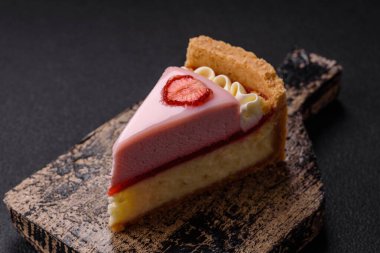 Tatlı peynirli peynirli cheesecake veya Philadelphia peyniri, jöle ve çilekli koyu dokulu arka plan