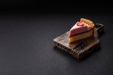 Tatlı peynirli peynirli cheesecake veya Philadelphia peyniri, jöle ve çilekli koyu dokulu arka plan