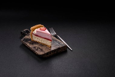 Tatlı peynirli peynirli cheesecake veya Philadelphia peyniri, jöle ve çilekli koyu dokulu arka plan