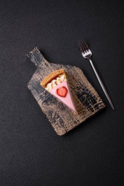 Tatlı peynirli peynirli cheesecake veya Philadelphia peyniri, jöle ve çilekli koyu dokulu arka plan