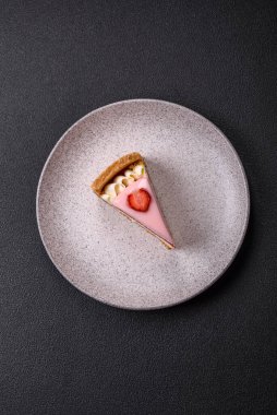 Tatlı peynirli peynirli cheesecake veya Philadelphia peyniri, jöle ve çilekli koyu dokulu arka plan