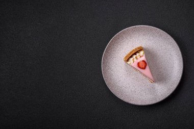 Tatlı peynirli peynirli cheesecake veya Philadelphia peyniri, jöle ve çilekli koyu dokulu arka plan