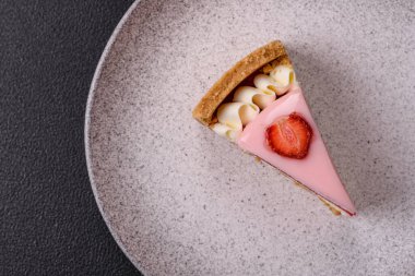 Tatlı peynirli peynirli cheesecake veya Philadelphia peyniri, jöle ve çilekli koyu dokulu arka plan