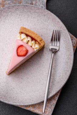 Tatlı peynirli peynirli cheesecake veya Philadelphia peyniri, jöle ve çilekli koyu dokulu arka plan