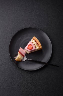 Tatlı peynirli peynirli cheesecake veya Philadelphia peyniri, jöle ve çilekli koyu dokulu arka plan