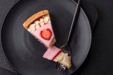 Tatlı peynirli peynirli cheesecake veya Philadelphia peyniri, jöle ve çilekli koyu dokulu arka plan