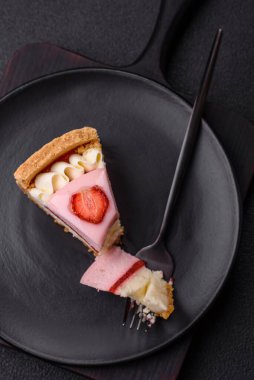 Tatlı peynirli peynirli cheesecake veya Philadelphia peyniri, jöle ve çilekli koyu dokulu arka plan