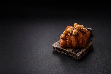 Tatlı, çıtır kruvasan, tuzlu karamel ve koyu dokulu patlamış mısır.