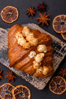 Tatlı, çıtır kruvasan, tuzlu karamel ve koyu dokulu patlamış mısır.