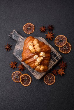 Tatlı, çıtır kruvasan, tuzlu karamel ve koyu dokulu patlamış mısır.