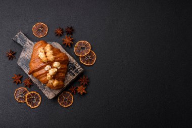 Tatlı, çıtır kruvasan, tuzlu karamel ve koyu dokulu patlamış mısır.