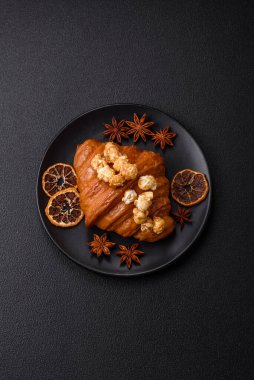 Tatlı, çıtır kruvasan, tuzlu karamel ve koyu dokulu patlamış mısır.