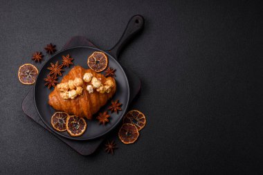 Tatlı, çıtır kruvasan, tuzlu karamel ve koyu dokulu patlamış mısır.