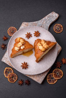 Tatlı, çıtır kruvasan, tuzlu karamel ve koyu dokulu patlamış mısır.