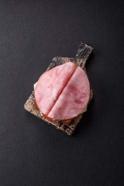 Tost, jambon, peynir, domates, tuz, baharat ve otlu sandviç.