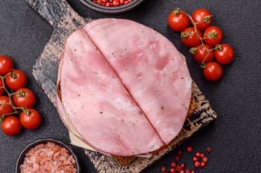 Tost, jambon, peynir, domates, tuz, baharat ve otlu sandviç.