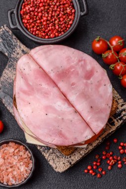 Tost, jambon, peynir, domates, tuz, baharat ve otlu sandviç.