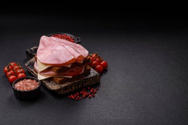 Tost, jambon, peynir, domates, tuz, baharat ve otlu sandviç.