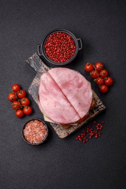 Tost, jambon, peynir, domates, tuz, baharat ve otlu sandviç.