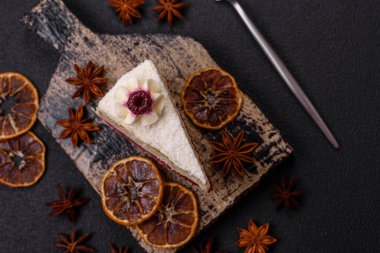 Üzerinde hindistancevizi serpiştirilmiş ahududu reçeli, koyu beton kaplama tatlı bir pasta.