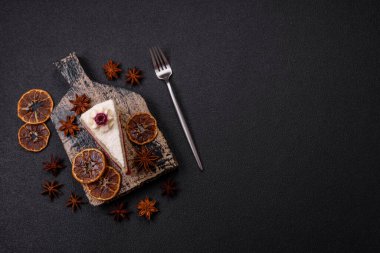 Üzerinde hindistancevizi serpiştirilmiş ahududu reçeli, koyu beton kaplama tatlı bir pasta.