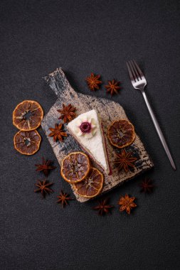 Üzerinde hindistancevizi serpiştirilmiş ahududu reçeli, koyu beton kaplama tatlı bir pasta.