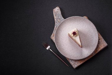 Üzerinde hindistancevizi serpiştirilmiş ahududu reçeli, koyu beton kaplama tatlı bir pasta.