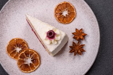 Üzerinde hindistancevizi serpiştirilmiş ahududu reçeli, koyu beton kaplama tatlı bir pasta.