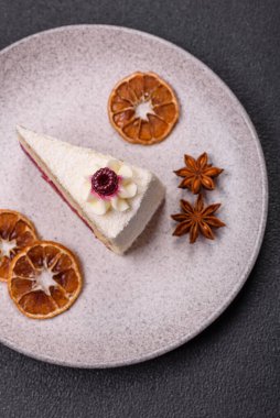 Üzerinde hindistancevizi serpiştirilmiş ahududu reçeli, koyu beton kaplama tatlı bir pasta.