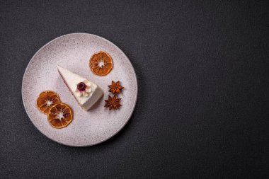 Üzerinde hindistancevizi serpiştirilmiş ahududu reçeli, koyu beton kaplama tatlı bir pasta.