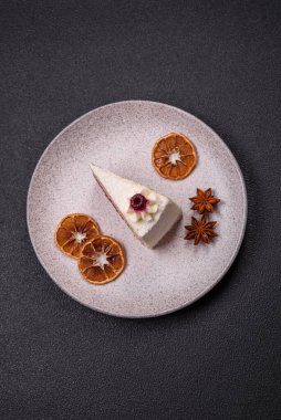 Üzerinde hindistancevizi serpiştirilmiş ahududu reçeli, koyu beton kaplama tatlı bir pasta.