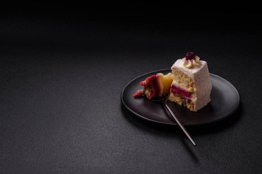 Üzerinde hindistancevizi serpiştirilmiş ahududu reçeli, koyu beton kaplama tatlı bir pasta.