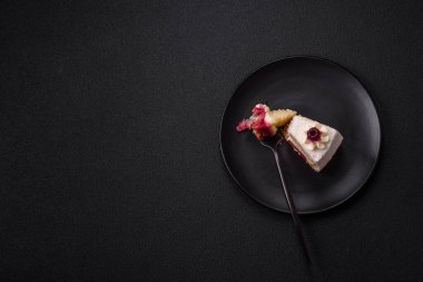 Üzerinde hindistancevizi serpiştirilmiş ahududu reçeli, koyu beton kaplama tatlı bir pasta.